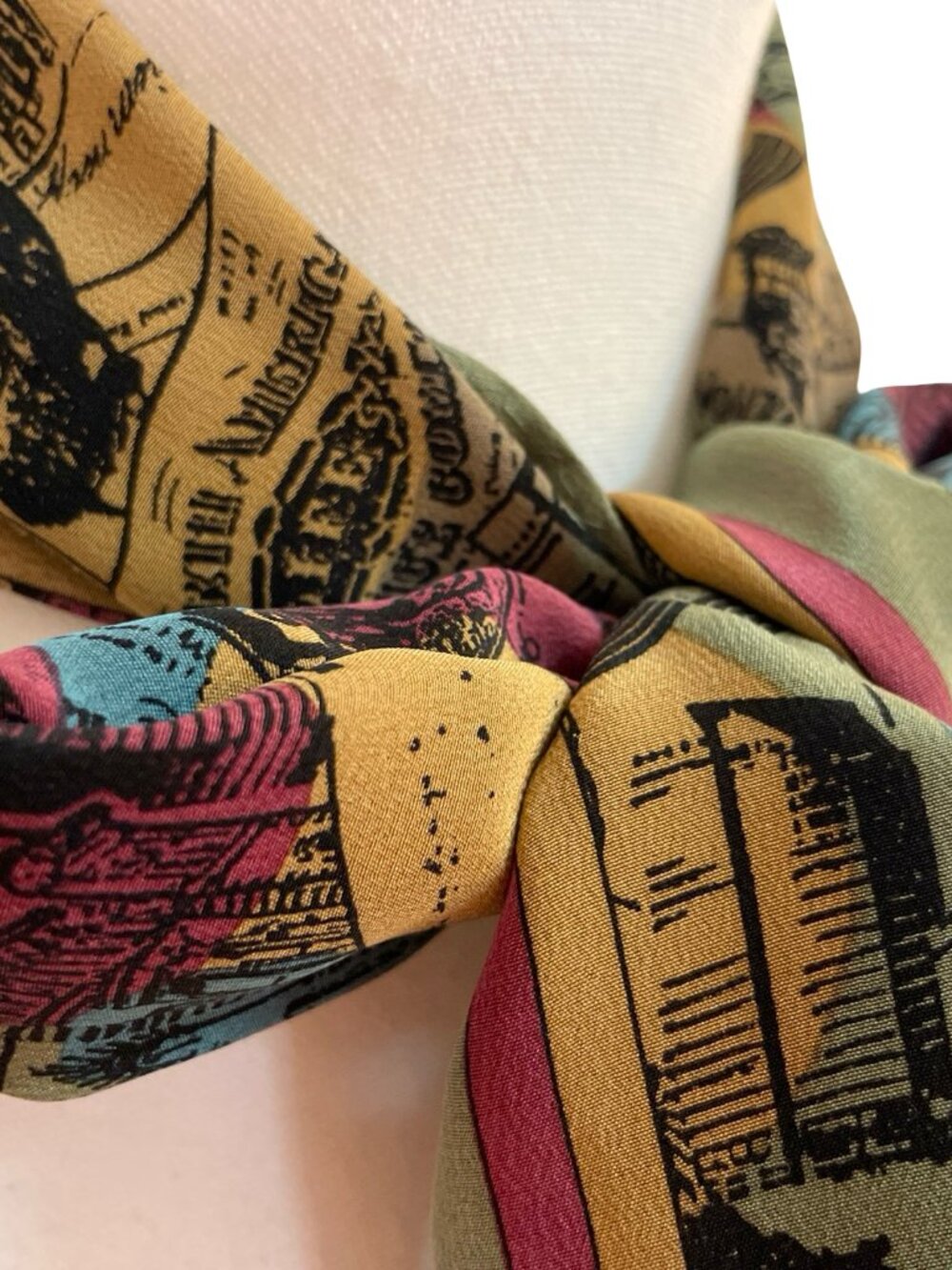 Varucci 100% Silk Vintage Print Oblong Scarf 10 x 50 - Picture 3 of 10